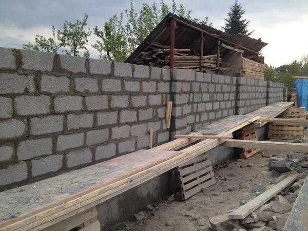 Столбы для забора (47 фото): декоративные винтовые и деревянные столбики, блоки для установки ограждения