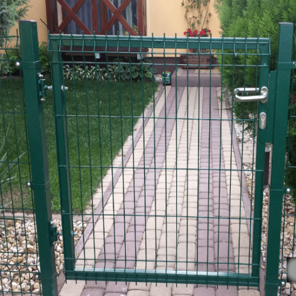 Как крепить сварную рулонную сетку к столбам