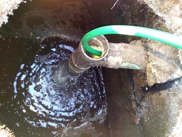 Как разморозить трубу с водой: под землей, в частном доме, на улице