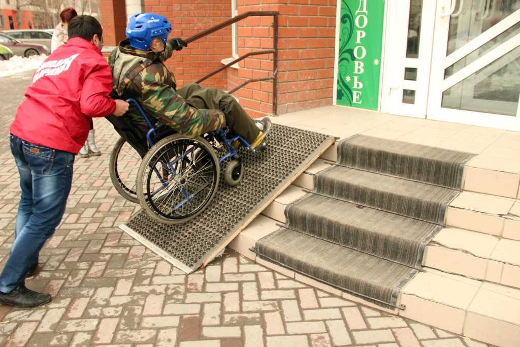 Как сделать пандус для коляски в подъезде: своими руками, установка по закону