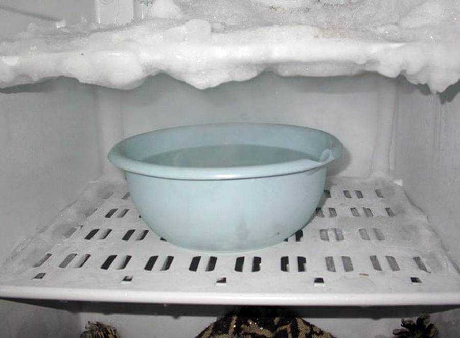Как быстро разморозить холодильник: особенности, пошаговый инструктаж, способы ускорить процесс