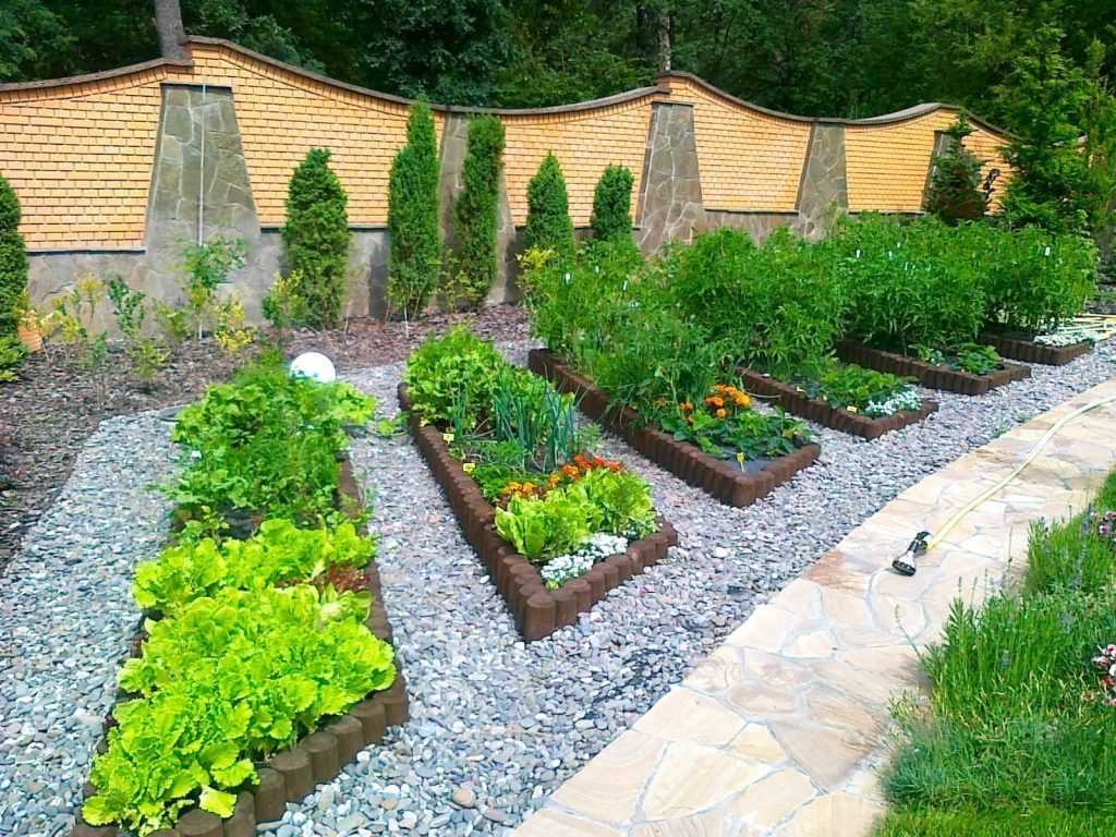 Красивый огород: различные варианты ландшафтного дизайна, интересные идеи оформления грядок на даче из подручных средств

 - 28 фото